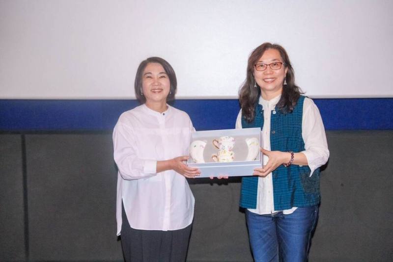 屏東縣政府13日舉辦紀錄片「造山者–世紀的賭注」特映會，屏東縣長周春米（左）及導演蕭菊貞（右）出席，蕭菊貞說，感謝屏東縣府舉辦特映，讓更多人能在電影中找到身為台灣人的自信與使命感