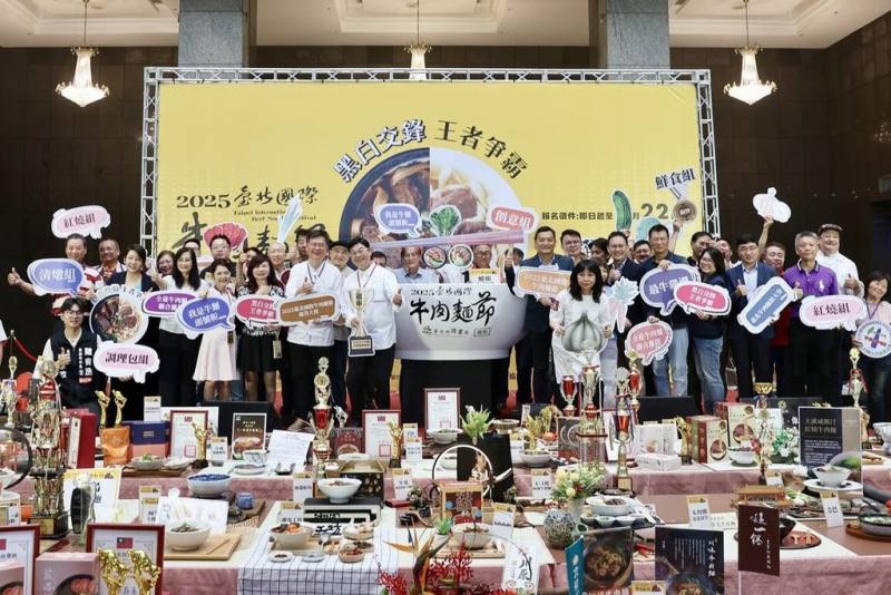 台北市商業處14日表示，台北國際牛肉麵節10月競賽主題爲「黑白交鋒 王者爭霸」，即日起至8月22日開放報名