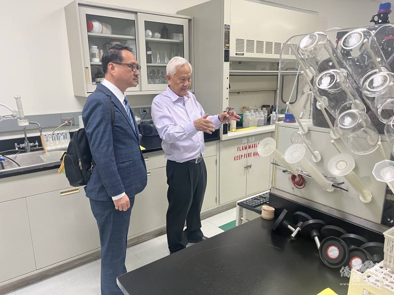 張肇康(右)向阮昭雄(左)解說實驗室的工作