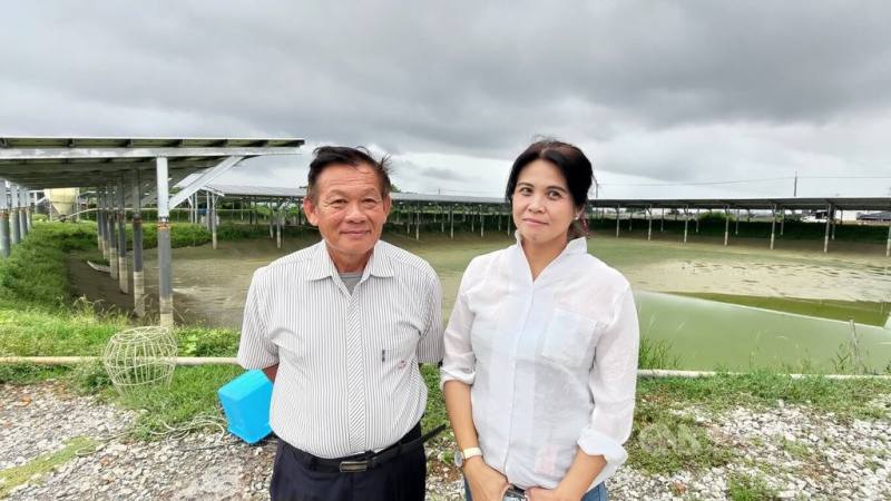 高雄市阿蓮區崙仔頂段的漁電共生案場成為成功範例，高雄市大阿蓮養殖漁業發展協會執行長葉吉田（左）、方舟電業副總經理吳靜怡（右）接受中央社專訪談推動過程及案場特色