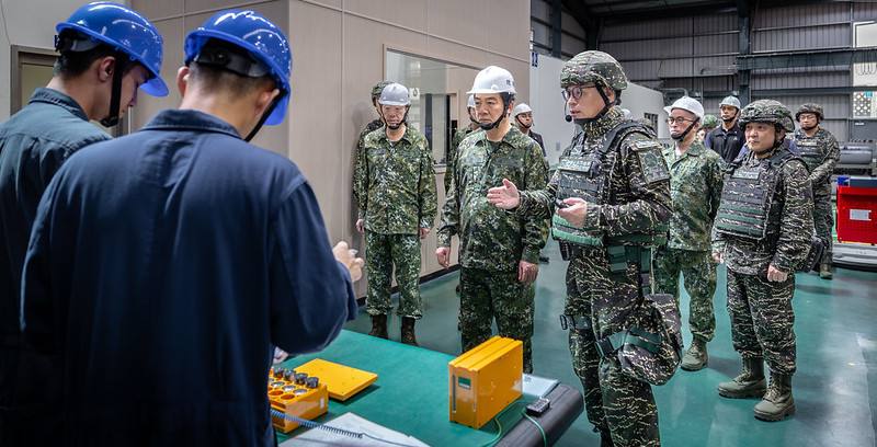 總統首先抵達平海營區，由一九二艦隊長陳明峯簡報水雷整備流程，了解水雷儲放、引信安裝、電池模組、設定器等作業情形