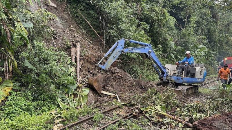 颱風丹娜絲造成阿里山林業鐵路多處受損，阿里山林業鐵路及文化資產管理處表示，13日下午已將倒木、邊坡土石等先清理完畢，14日進行全線巡檢及列車試運轉作業，預計15日恢復營運。（阿里山林業鐵路及文化資產管理處提供）