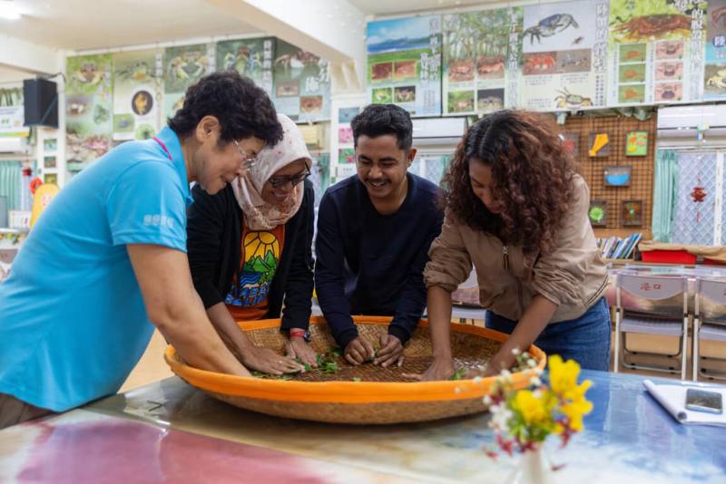 屏東科技大學邀請印尼青年領袖訪台交流，3名印尼青年Yudith Wangge（右起）、Benyamin Semandu、Wita Simatupang體驗屏東生態旅遊，在滿州鄉港口社區體驗揉茶