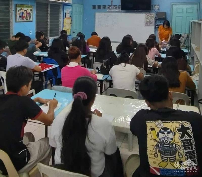 宿霧同心學校華語學習營課堂情景，授課教師王鈴惠於黑板前指導學生