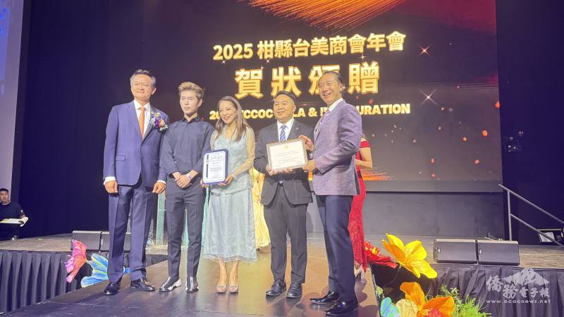 各級政要在年會中頒贈賀狀（左起：葉旭旻、爾灣市長代表Scott Hong、約巴林達市議員黃瑞雅、國會議員閔大衛代表Brian See及陳啟耕）