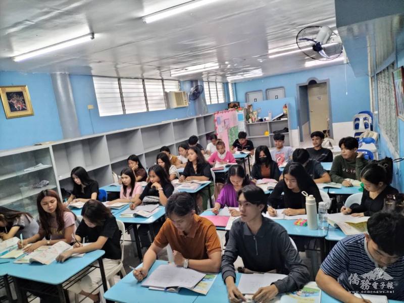 學生們專心投入華語學習，宿霧同心學校打造沉浸式教學環境