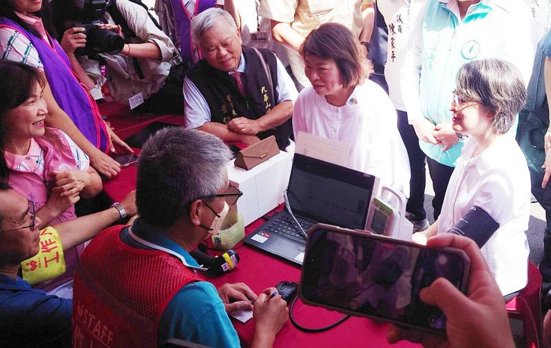 Vice President Hsiao Bi-khim (right) has her blood pressure tested before she donates blood in Chiayi City Sunday.