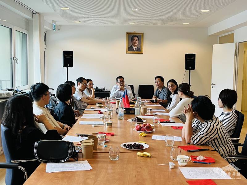 先期會議座談由駐漢堡辦事處處長陳槱順(中)主持