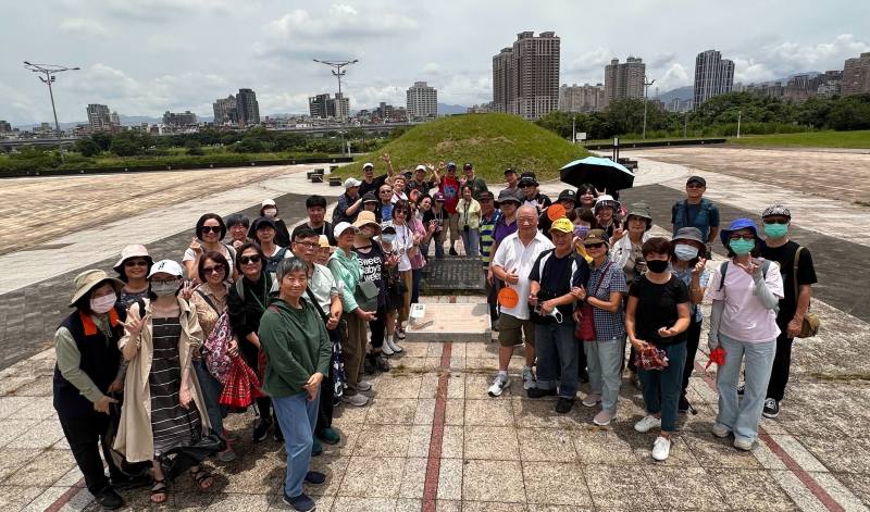 人權體驗營與會者於馬場町刑場不義遺址標示牌前合影。