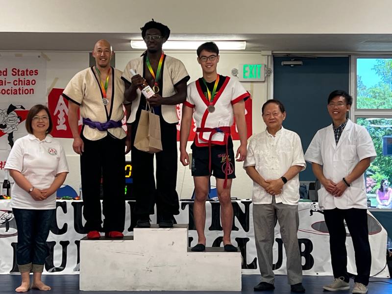 摔角比賽各組優勝選手獲獎。