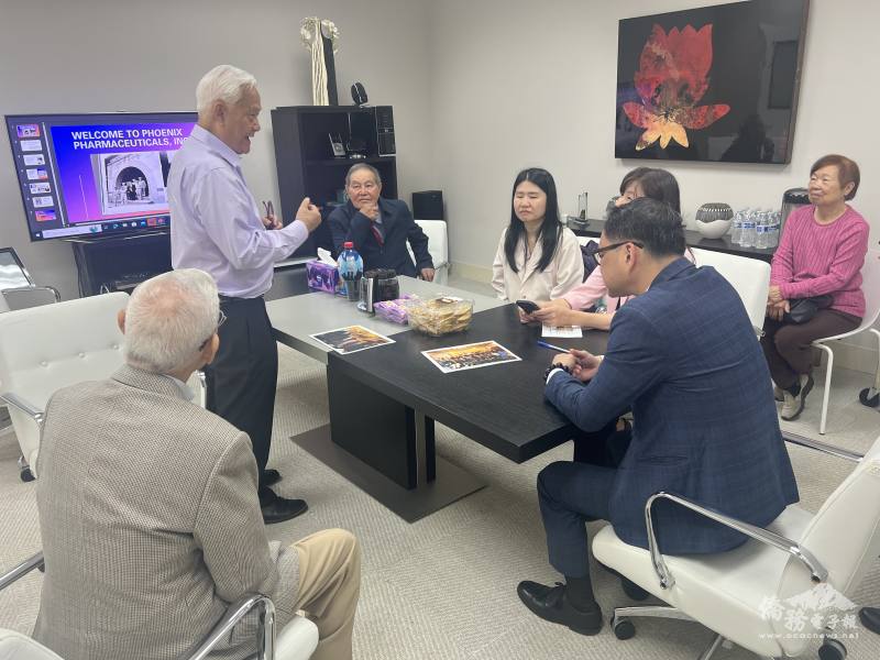 張肇康(站立者)向阮昭雄報告公司業務研發近況