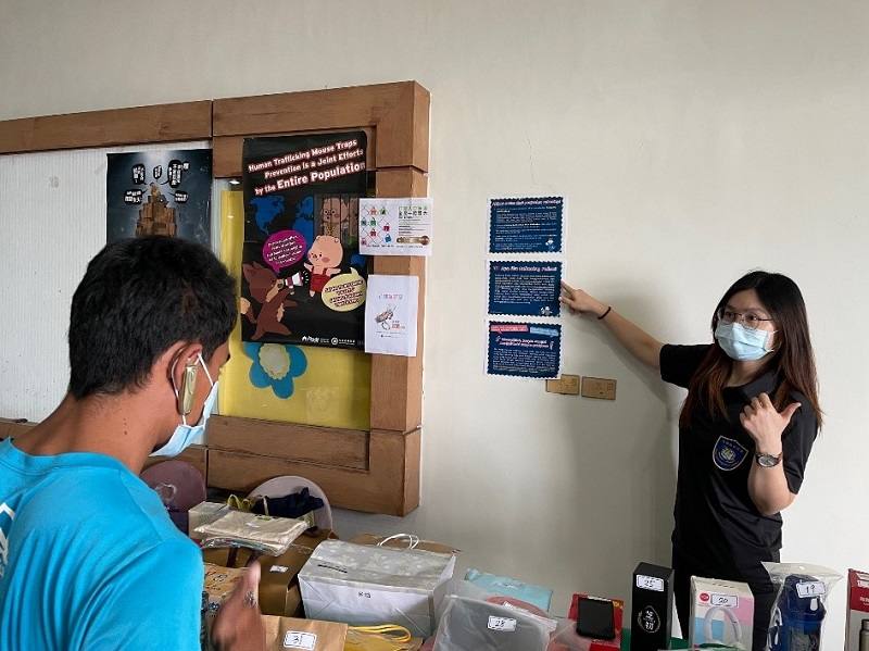 移民署在活動現場辦理「人口販運防制宣導」，提供相關法律知識與求助管道說明，提升外籍船員對自身權益的認識與自我保護能力