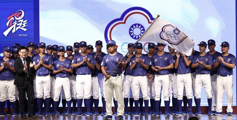2025三級棒球國家代表隊誓師大會14日下午在台北福華大飯店舉行，U18世界盃總教練廖宏淵（前中）代表接下會旗並揮舞，盼旗開得勝