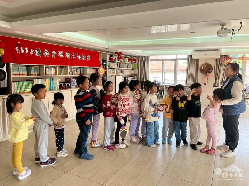 洪嫦嚀帶領學員，學習富含中華傳統節慶元素舞蹈