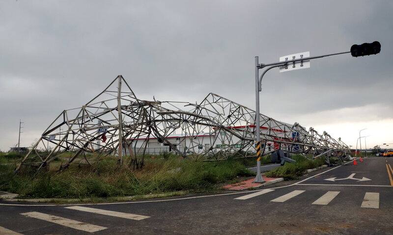 One of the three electrical transmission towers in Chiayi County damaged during Typhoon Danas after its landfall at 11:40 p.m. on July 6.