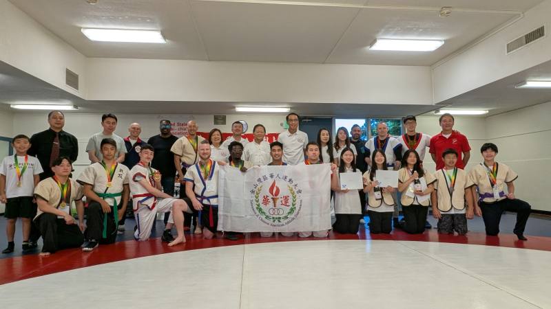 華運會主任委員陳立功(後排右七)與優勝選手合影。