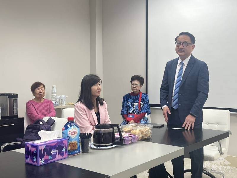 僑務委員會副委員長阮昭雄(右一)肯定Phoenix Pharmaceuticals Inc. 總裁張肇康在醫藥領域的傑出成就