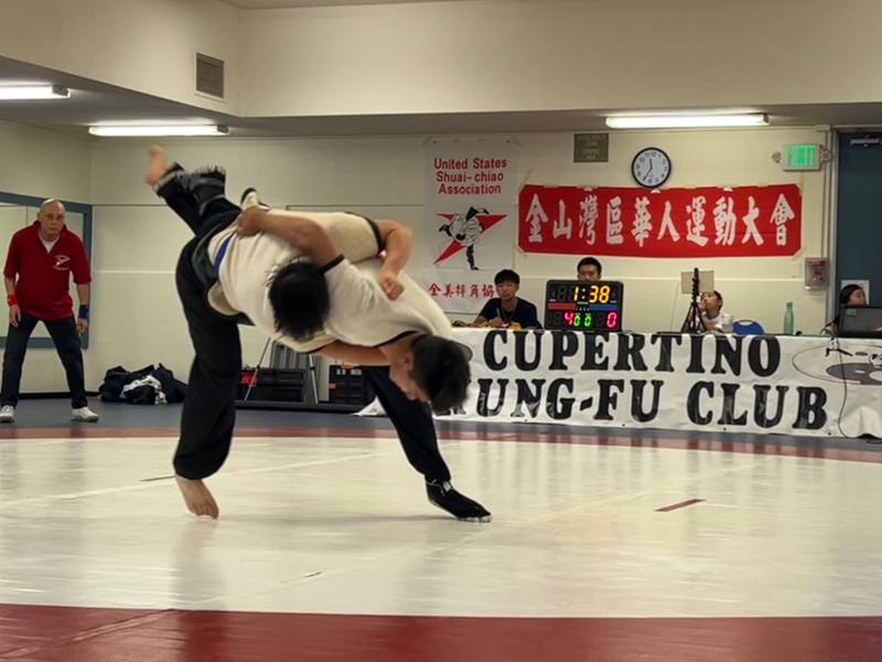 摔角比賽選手全力以赴。