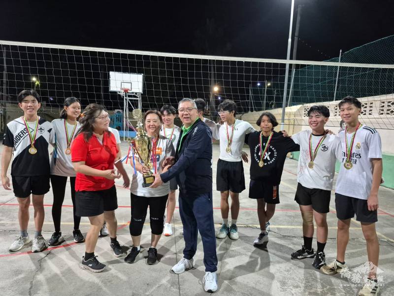 會長暨僑務促進委員李志勇頒發冠軍獎盃於白隊