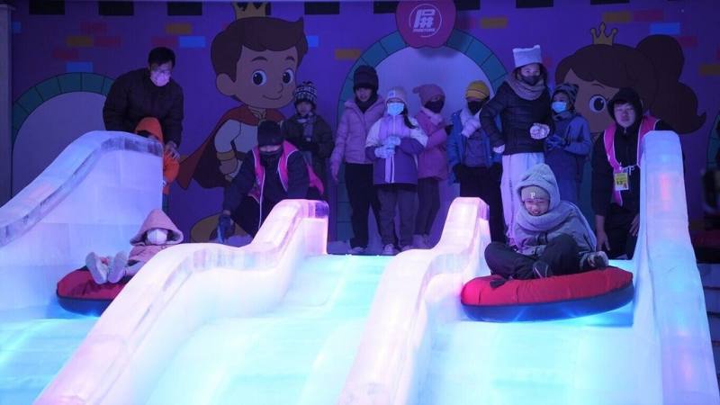 2025屏東夏日狂歡祭19日起至8月31日將登場，屏東縣政府14日搶先開箱5大主題亮點，當中包含屏東首座童話冰宮城堡，在占地300坪空間中打造出13公尺長冰雕溜滑梯等。（屏東縣政府提供）
