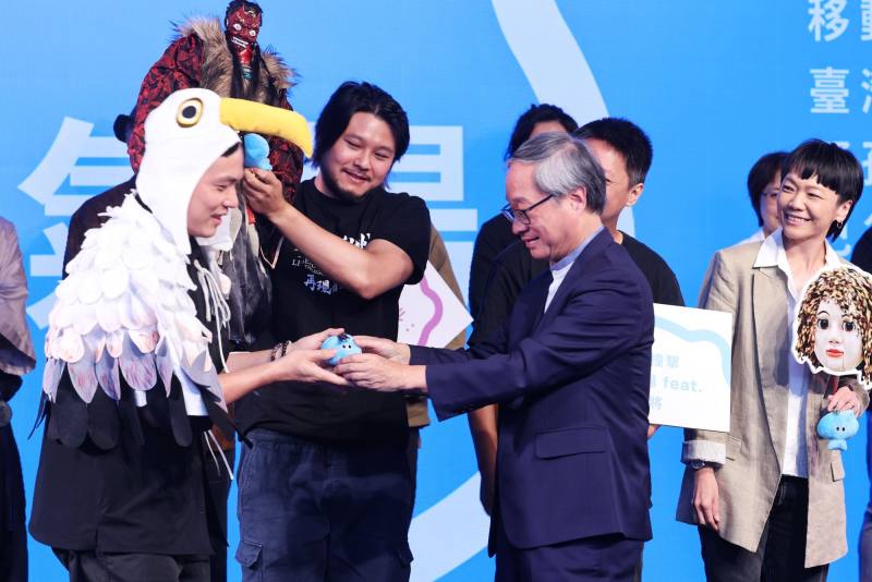 文化部長李遠（前右）頒發a-We給「We TAIWAN」參演團隊代表，象徵國人對此行的祝福與期許。圖前左為移動故事屋，將結合臺灣原創動畫，帶來沉浸式親子劇場。