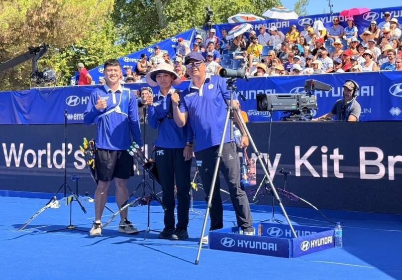 射箭世界盃馬德里站13日進行反曲弓混雙銅牌戰，台灣好手湯智鈞（前左起）、邱意晴最終靠著加射以5比4擊敗法國組合，搶下銅牌，教練劉展明相當滿意