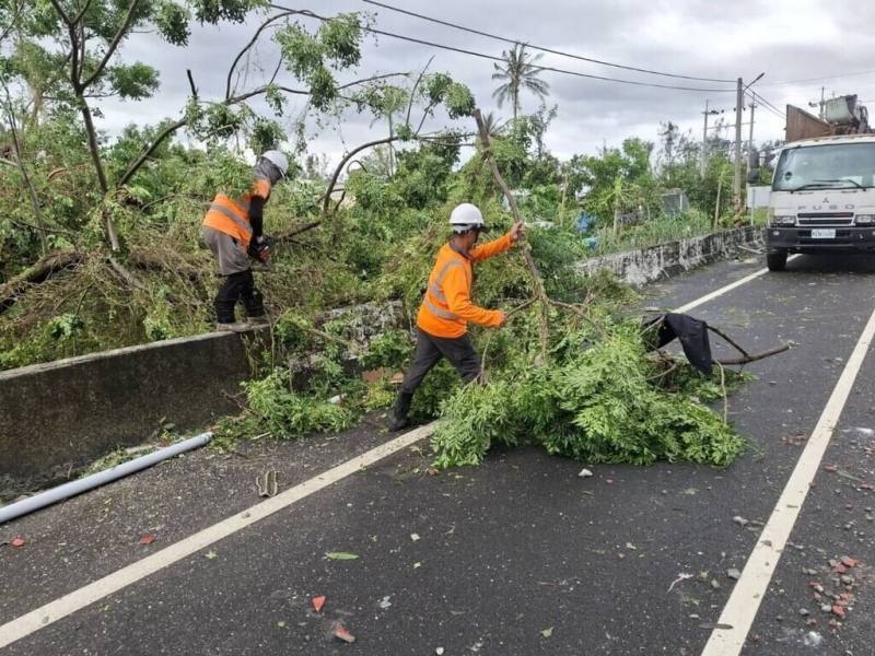 颱風丹娜絲造成嘉義縣嚴重災情，縣府14日提供800個臨時工作機會，包括災後環境整理、路樹與廢棄物清除等，希望在協助第一線災後重建同時，也能穩定災民基本經濟來源。（嘉義縣政府提供）