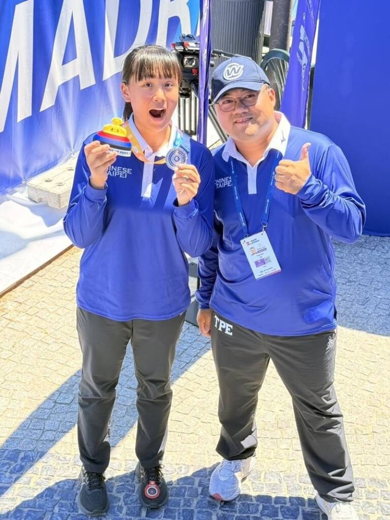 台灣反曲弓射箭小將許芯慈（左）13日在射箭世界盃馬德里站以些微差距摘下銀牌，教練吳英男（右）對子弟兵表現讚賞有加
