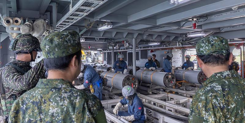 總統前往東登碼頭，聽取水雷裝載簡報，並登艇視導布雷系統