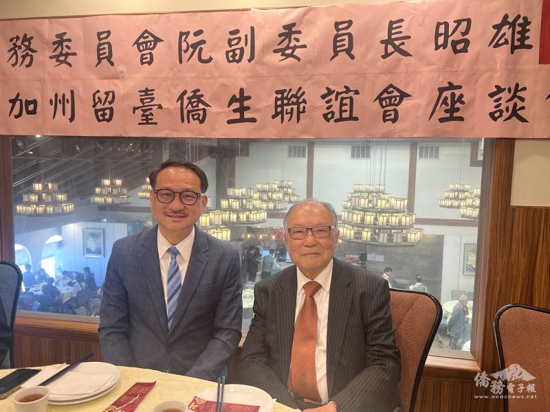 阮昭雄(左)與北加州留臺僑生聯誼會會長譚益才(右)合影