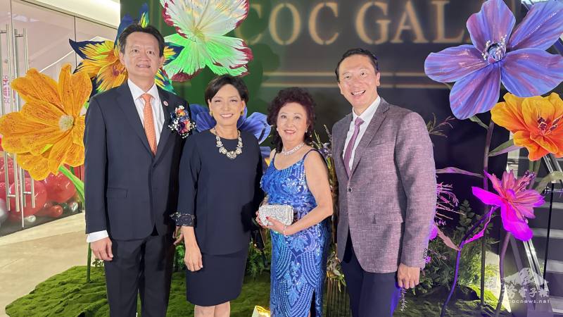 （左起）柑縣臺美商會會長葉旭旻、聯邦眾議員金映玉、僑務諮詢委員林翠雲及僑務委員陳啟耕合影