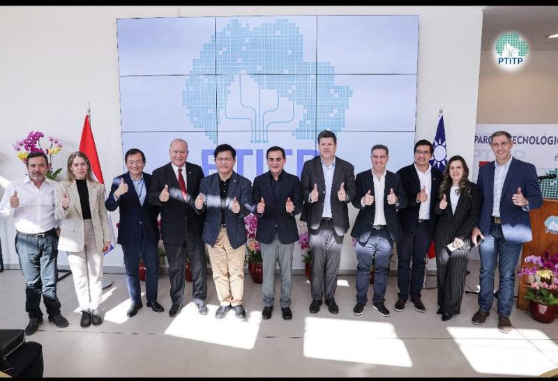 外交部長林佳龍與巴國外交部長拉米雷斯（Rubén Ramírez，左六）、工商部長西梅內斯（Javier Giménez，左七）、資通訊科技部長畢亞德（Gustavo Villate，左八）、總統府部長級執行秘書莎爾蒂娃（Marianna Saldivar Gadea，左二）、公共工程部次長費蘭德斯（Emiliano Fernández，左一）、上巴拉納省長多雷斯（César Landy Torres，右三）等人於台巴智慧科技園區合影。