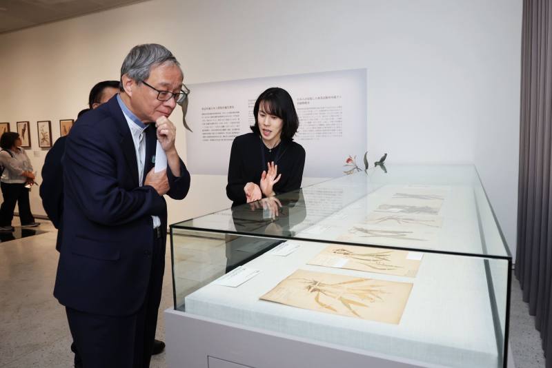 文化部長李遠（左）欣賞農業部林試所所藏日本人搜集的蘭花標本。