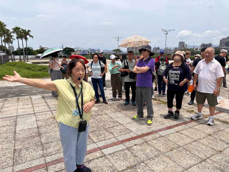 人權館舉辦台語手語人權體驗營，邀請受難者家屬涂貴美老師（左）解說馬場町刑場不義遺址。