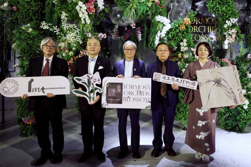 史博館「臺灣蘭花百姿－臺北展」開幕，東京大學綜合研究博物館長西秋良宏（左起）、日本台灣交流協會台北事務所代表片山和之、文化部長李遠、國立歷史博物館長洪世佑、策展人寺田鮎美合影。