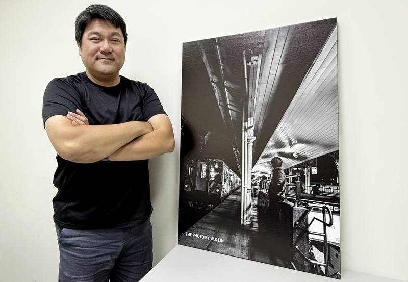 弘光科技大學多媒體遊戲發展應用系老師林煒凱參加「2025春季世界攝影大獎賽」，其中拍攝台中舊火車站的黑白作品Daily life on the platform獲得金獎