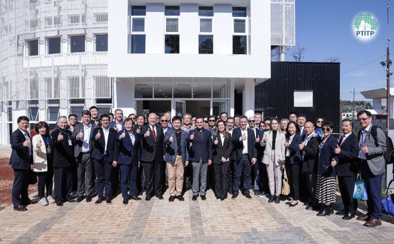 外交部長林佳龍率企業代表考察團於願景館外合影