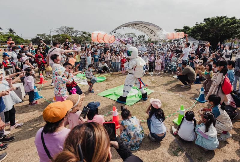 高雄駁二藝術特區將於19日起，連續2個週末推出「哈瑪星冰樂園主題市集」，除了美食冰品主題市集外，還有親子互動表演、泡泡派對等。（高雄市文化局提供）