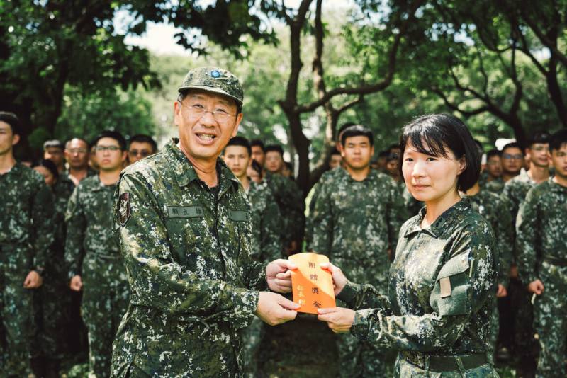 國防部長顧立雄（左）14日赴南部地區慰勉救災官兵，並頒發加菜金。（國防部提供）