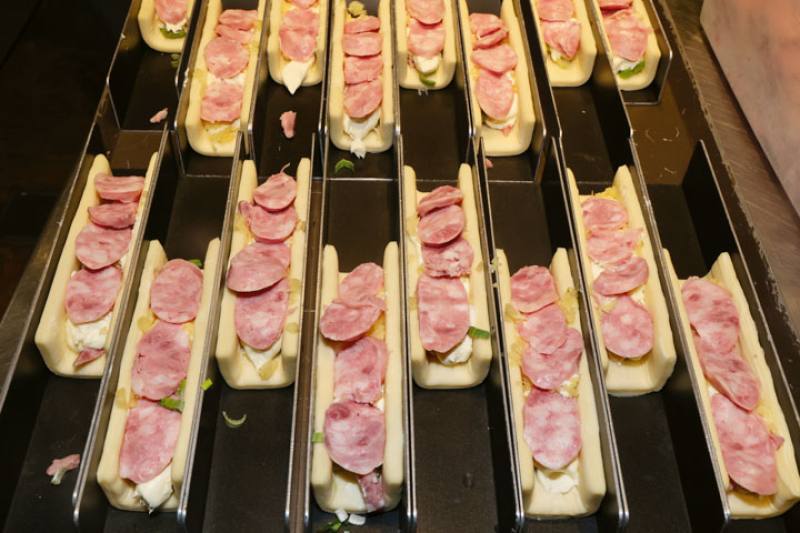 Sausage with chopped garlic leaves is a common home-style dish in Taiwan. The flavors go very well with croissants.​​