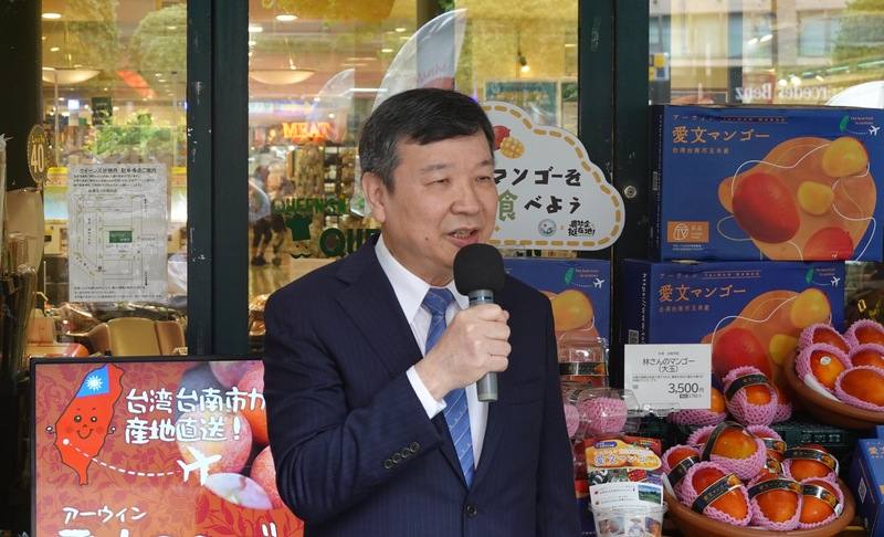 台南愛文芒果正在日本頂級伊勢丹百貨QUEEN'S ISETAN超市22家店鋪販售。駐日代表李逸洋表示，「台灣農產品能在頂級優良百貨公司伊勢丹販售，對提升台灣農產品形象大有貢獻」。圖攝於13日