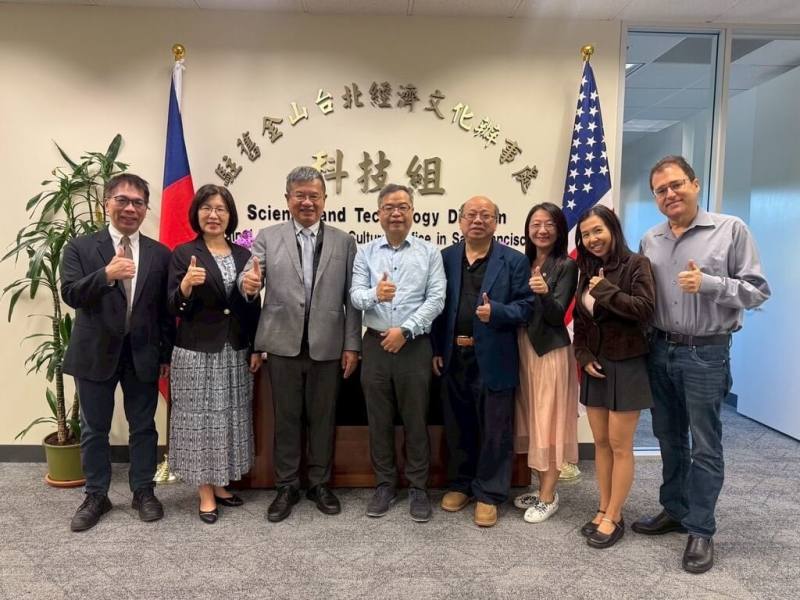 高雄科技大學校長楊慶煜（左3）近日率團訪問矽谷，赴駐舊金山科技組交流。（周信結提供）