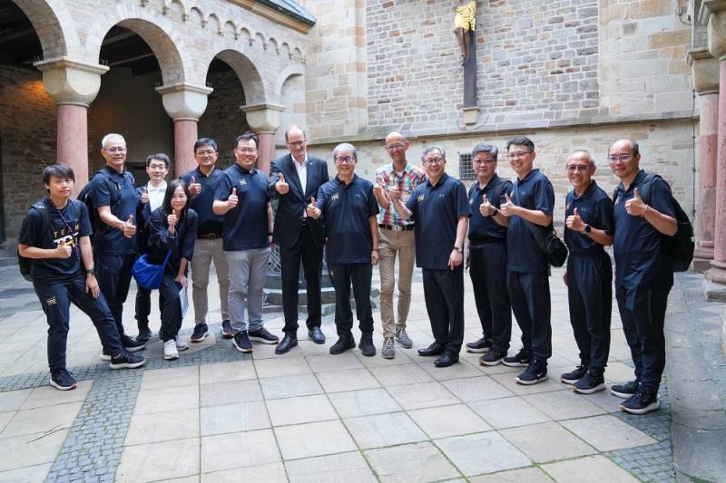 教育部鄭英耀部長（右7）率世大運代表團成員至埃森大教堂祈福，由教堂副主教Klaus_Pfeffer（左7）親自接待