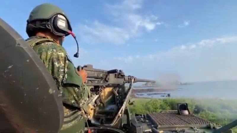 10天9夜的國軍「漢光41號」實兵操演進入第7天，馬祖防衛指揮部莒光守備大隊15日於莒光實施實彈射擊。圖為守備部隊對敵展開防護射擊。（馬祖防衛指揮部提供）