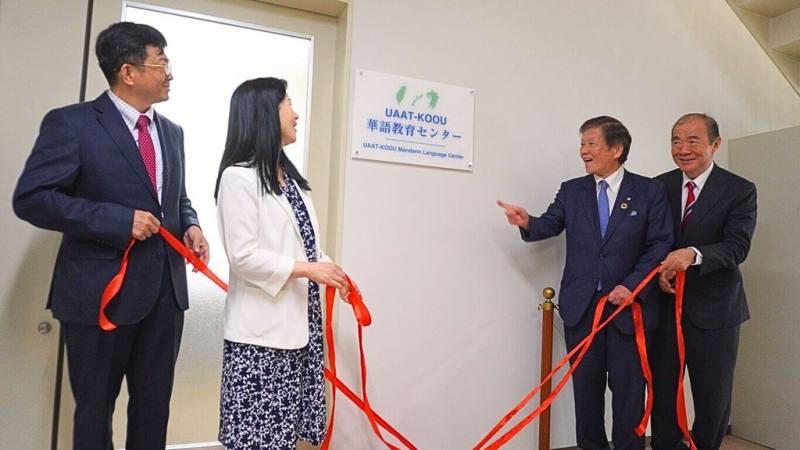 國立中山大學在日本熊本大學設立「UAAT–KOOU華語教育中心」15日揭牌，由中山大學校長李志鵬（左）、熊本大學校長小川久雄（右2）主持，教育部國際及兩岸教育司司長李毓娟（左2）、台北駐福岡經濟文化辦事處處長陳銘俊（右）等人出席見證。（中山大學提供）