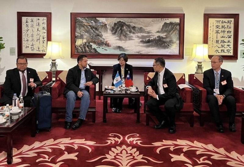 瓜地馬拉共和國議長羅慕斯（Nery Abilio Ramos y Ramos，左2）14日率團訪台，外交部政務次長陳明祺（右2）前往接機，表達歡迎之意。（外交部提供）