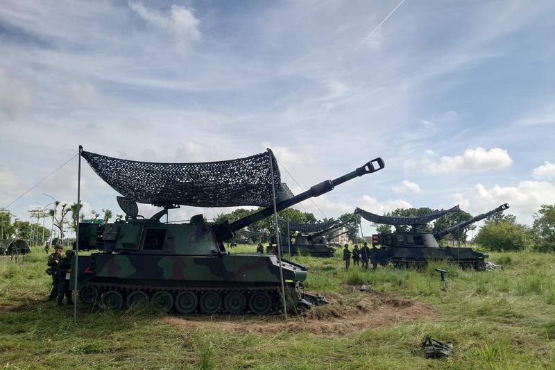 國軍「漢光41號」演習14日下午在台南市歸仁區高鐵壘球場對面空地進行實兵操演，模擬敵軍上岸後，以M1 09A2自走砲由後方執行要域火殲任務