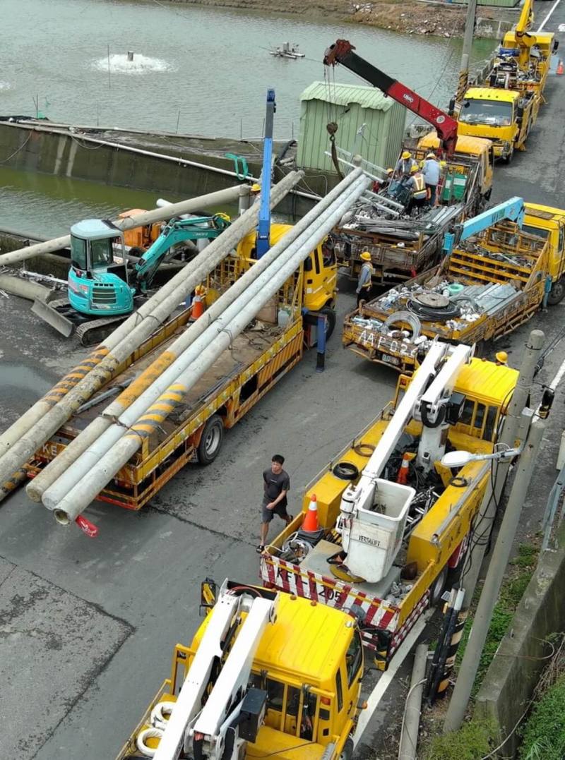 颱風丹娜絲造成嘉義縣大停電，台電工班總動員，13日在沿海地區全力搶修電力