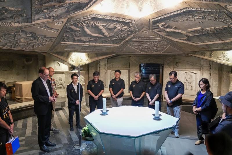 教育部鄭英耀部長（右4）、駐德國代表處謝志偉大使（右3）、教育部體育署鄭世忠署長（右2）在埃森大教堂副主教祝禱文祈福下，為臺灣代表團祈福