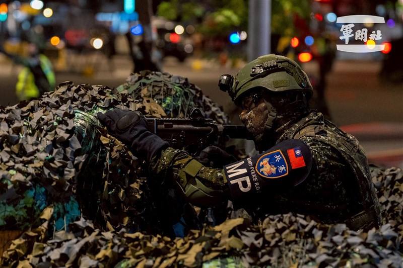 A Military Police officer guards an entry point to a bridge in New Taipei during the Han Kuang drills early Tuesday. Photo courtesy of the Military News Agency